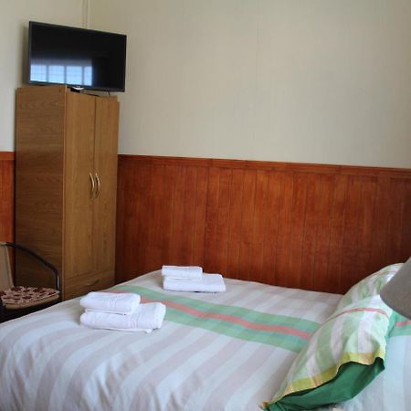 Hostal Y Cabanas Ainil Punta Arenas Buitenkant foto