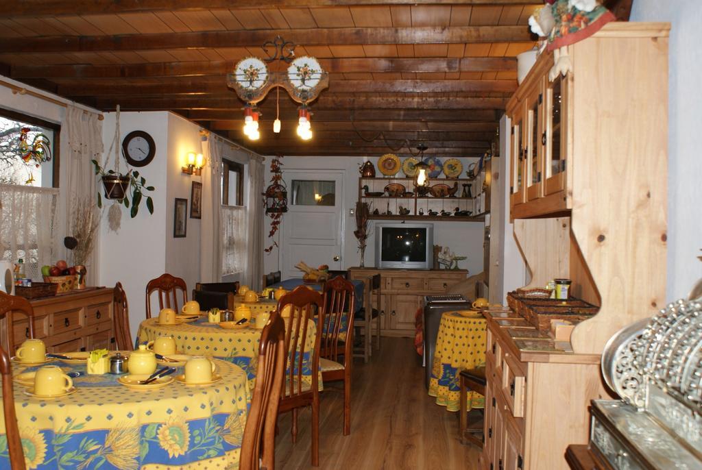 Hostal Y Cabanas Ainil Punta Arenas Buitenkant foto