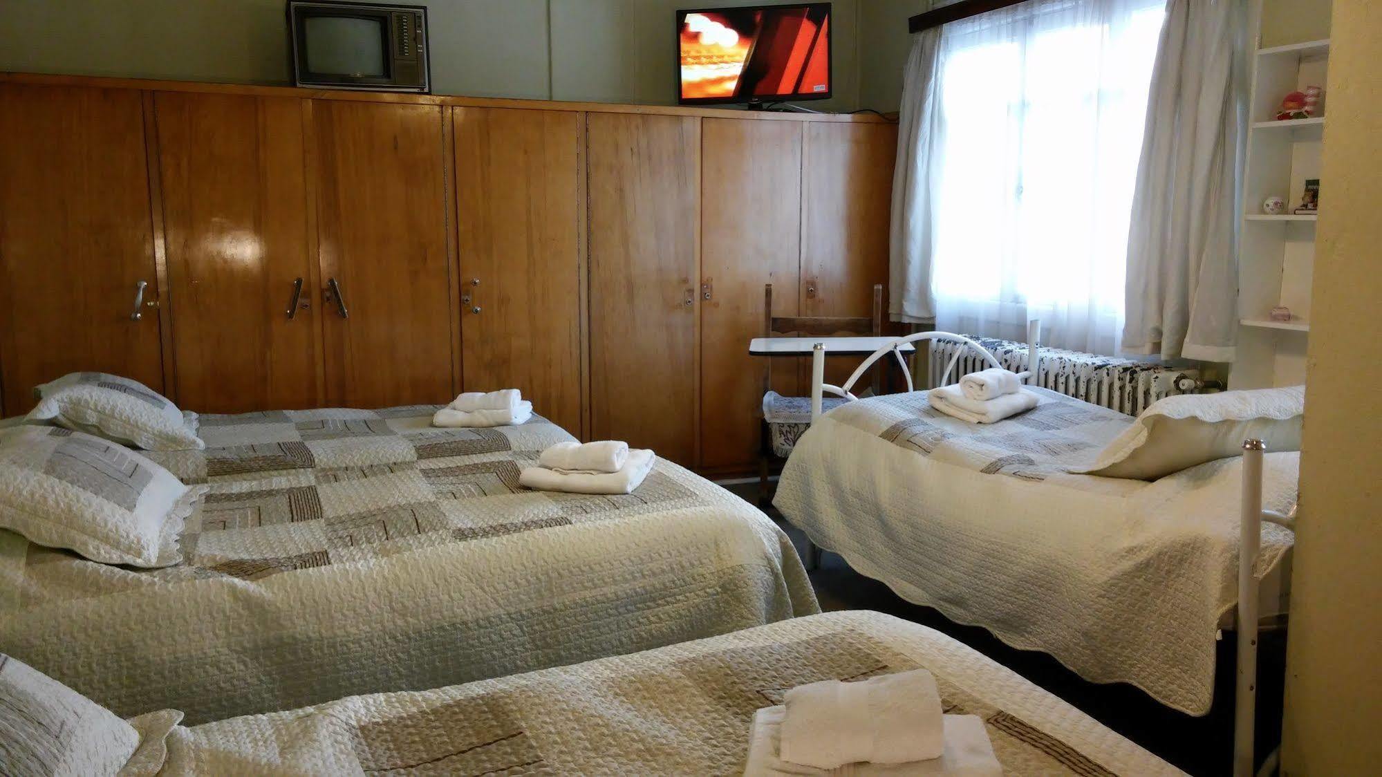 Hostal Y Cabanas Ainil Punta Arenas Buitenkant foto