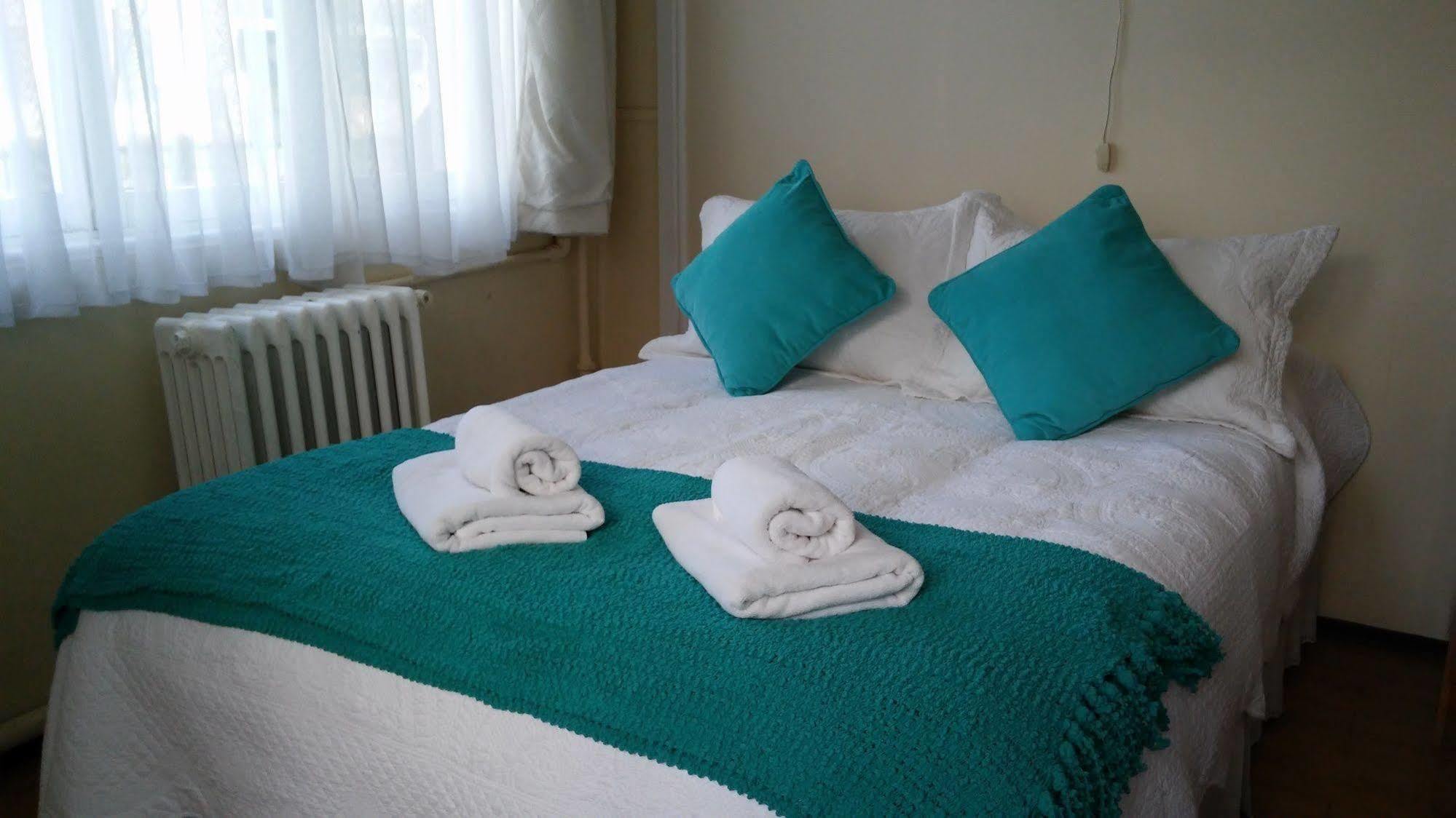 Hostal Y Cabanas Ainil Punta Arenas Buitenkant foto