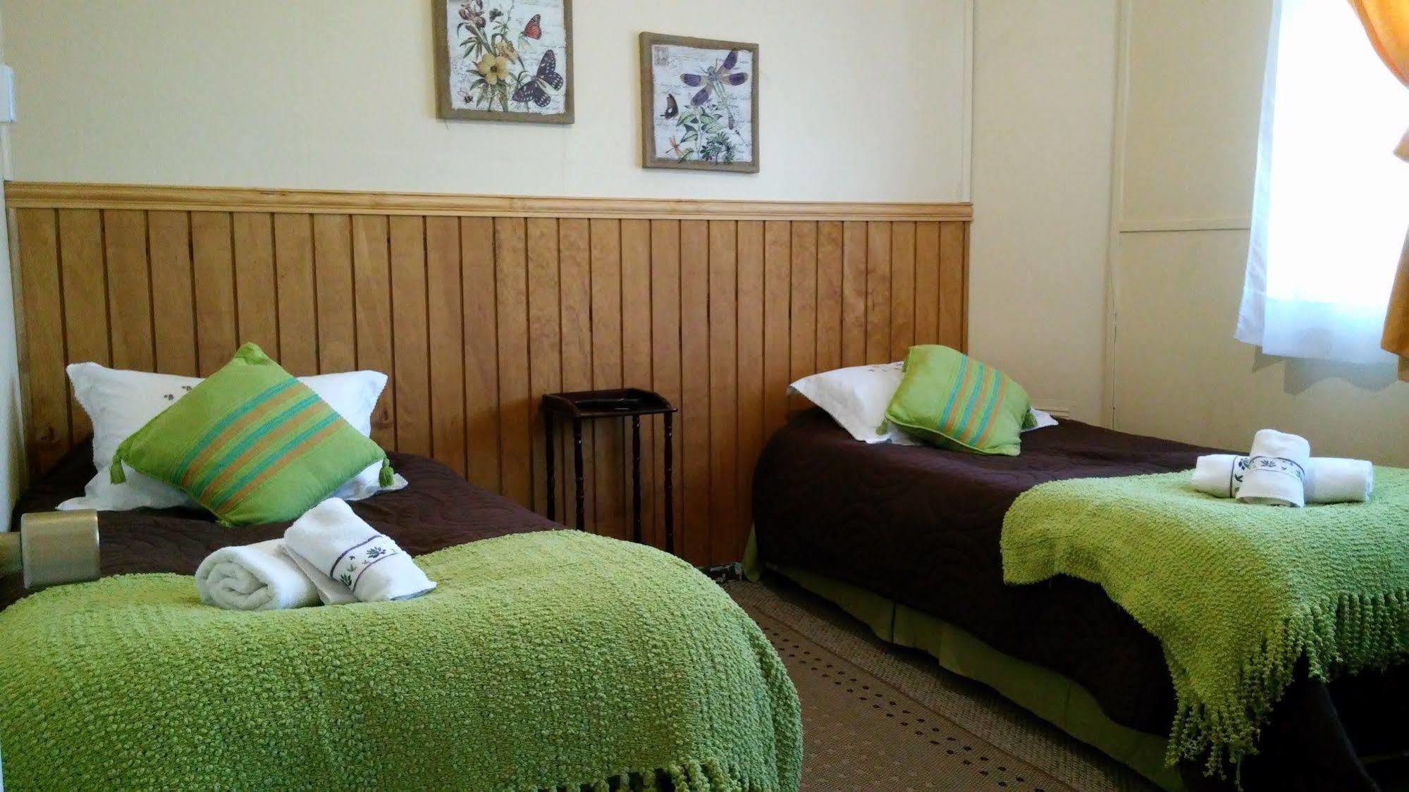 Hostal Y Cabanas Ainil Punta Arenas Buitenkant foto