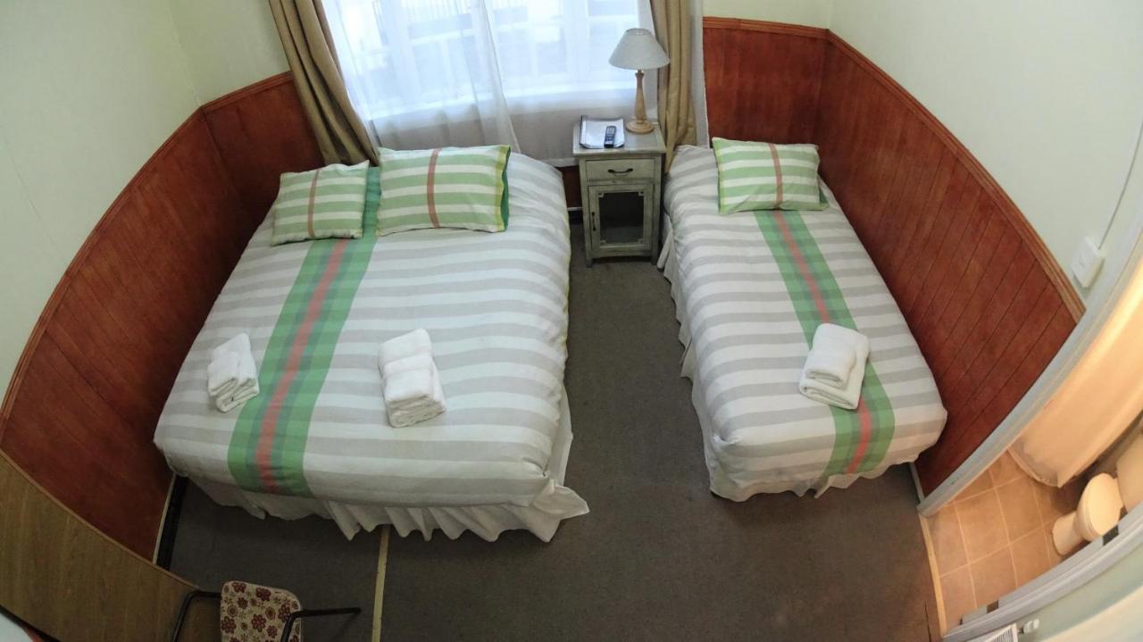 Hostal Y Cabanas Ainil Punta Arenas Buitenkant foto